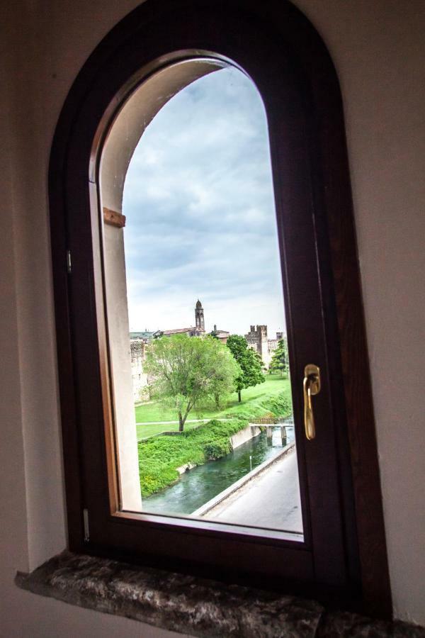 Отель La Finestra Sul Castello Соаве Экстерьер фото