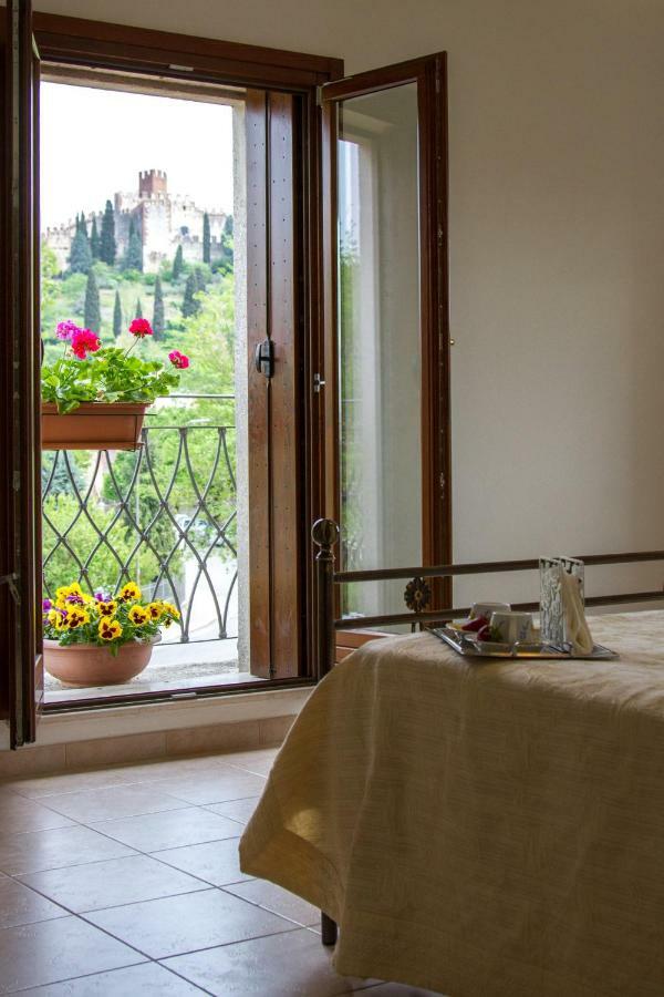 Отель La Finestra Sul Castello Соаве Экстерьер фото