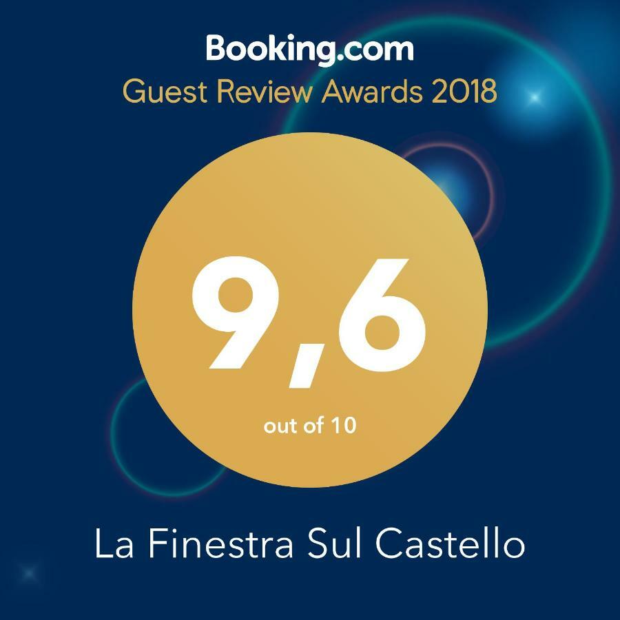 Отель La Finestra Sul Castello Соаве Экстерьер фото