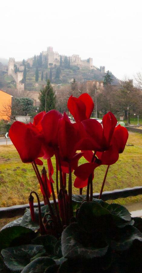 Отель La Finestra Sul Castello Соаве Экстерьер фото