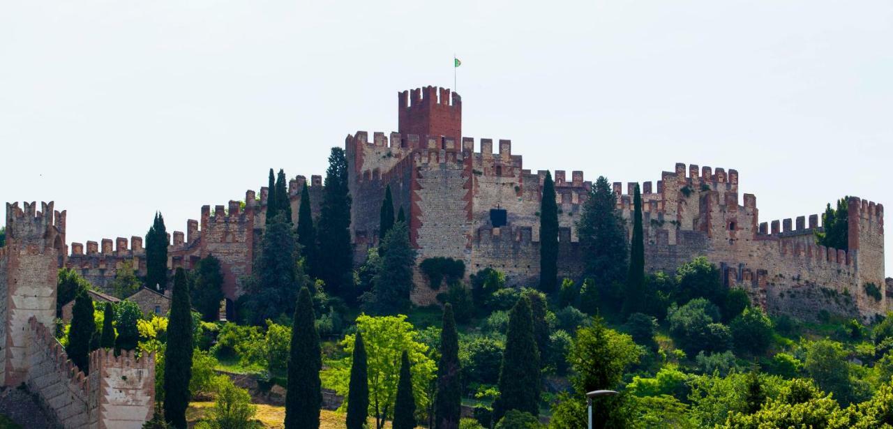 Отель La Finestra Sul Castello Соаве Экстерьер фото